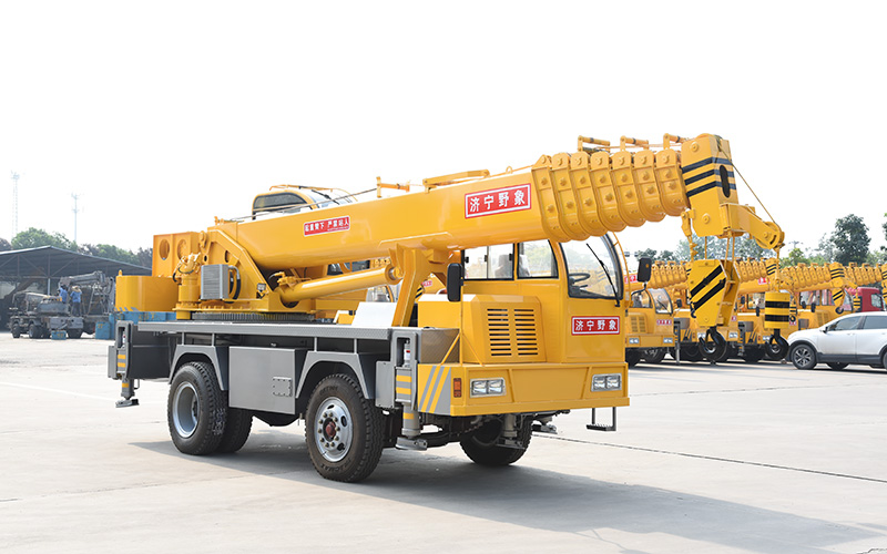 Xe cẩu bánh lốp 16T, STSQ16D