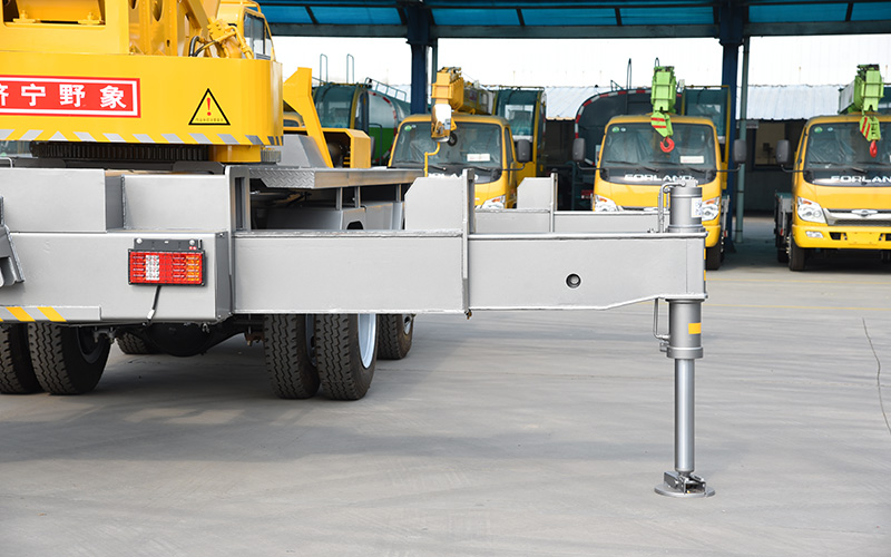 Xe cẩu bánh lốp 16T, STSQ16D