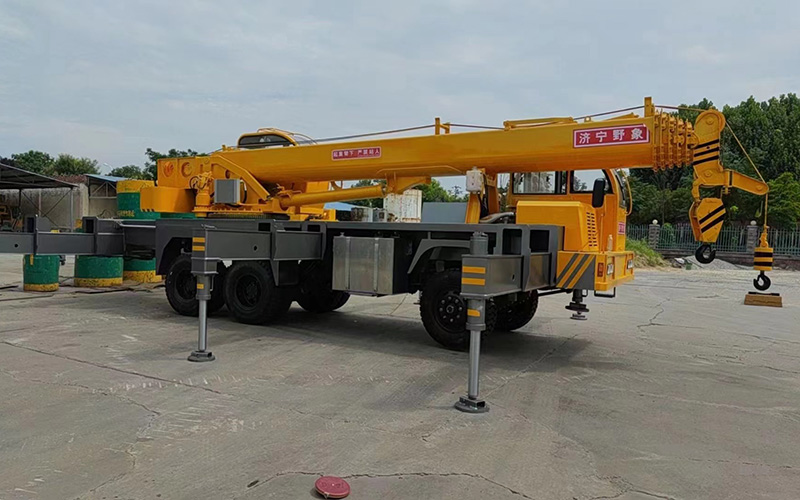 Xe cẩu bánh lốp 20T, STSQ20D