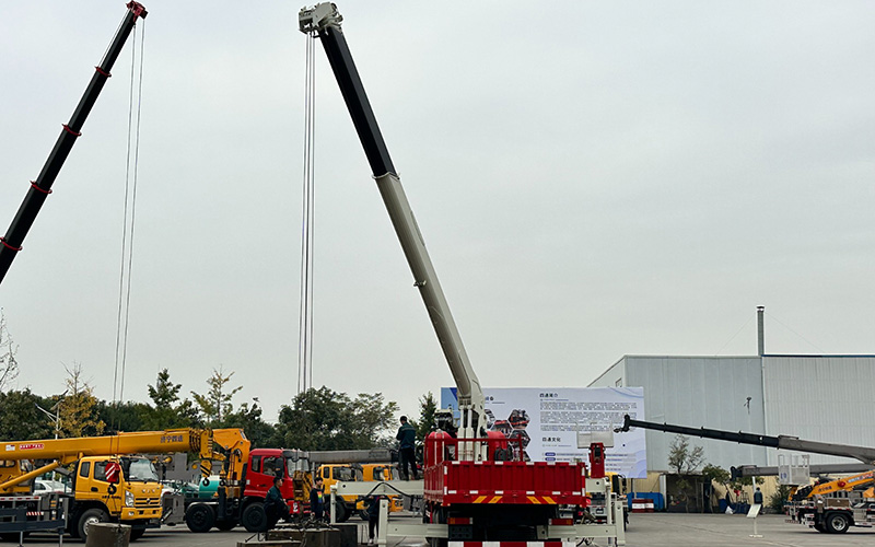 Xe tải gắn cẩu 20T